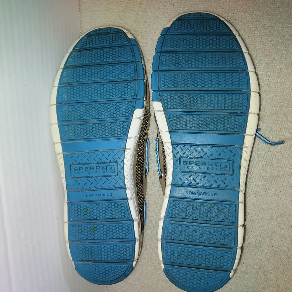 Sperry Topsider Tan Deck Shoe with Blue Laces size 10